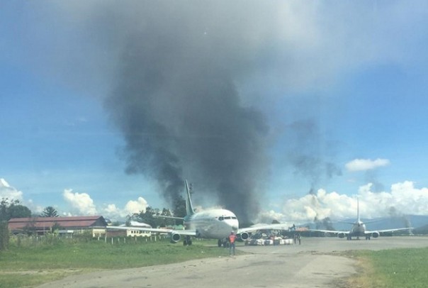 Bandara di Wamena beberapa saat setelah rusuh terjadi di kota itu, Senin pagi tadi. Foto: int 