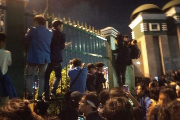 Mahasiswa bertahan di pintu gerbang utama Gedung DPR RI. Foto: int 