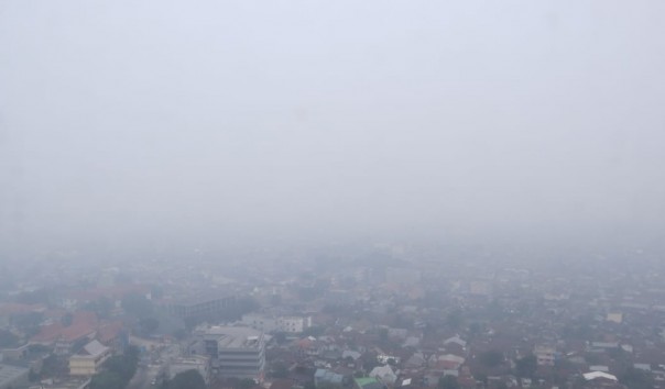 Rumah-rumah di Pekanbaru nyaris tak terlihat saat dilihat dari ketinggian, akibat kabut asap beberapa waktu lalu (foto/amri)