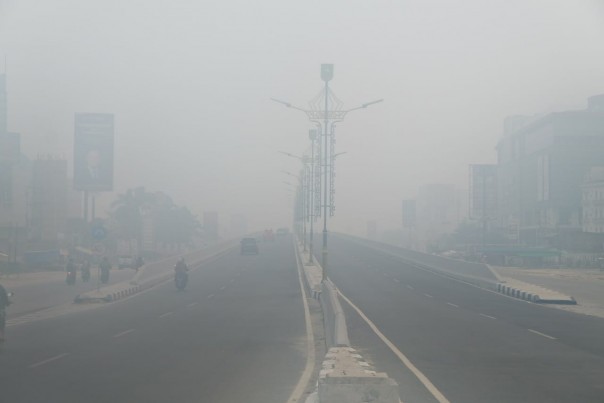 Kabut asap masih menyelimuti Riau, meski sempat diguyur hujan deras (foto/ilustrasi)