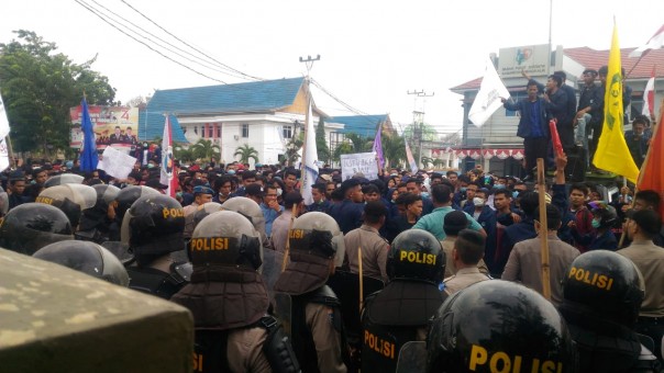 Ratusan mahasiswa Bengkalis berdemo soal Karhutla di DPRD Bengkalis (foto/hari)