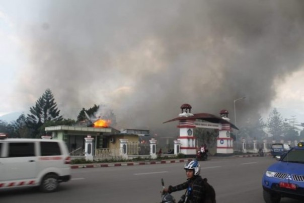 Kantor Bupati jayawijaya di Wamena, tampak terbakar saat rusuh yang terjadi Senin (23/9/2019) kemarin. Foto: int 