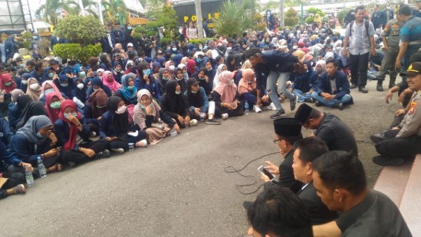 Anggota DPRD Bengkalis bertemu dan berdialog dengan massa mahasiswa yang menggelar aksi di Gedung DPRD Bengkalis. Foto: hari    
