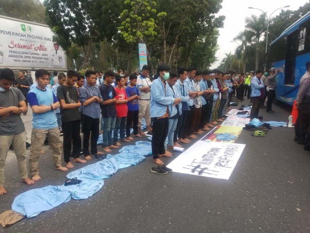 Ratusan Mahasiswa UNRI gelar shalat Ashar berjamaah di Jalan Sudirman