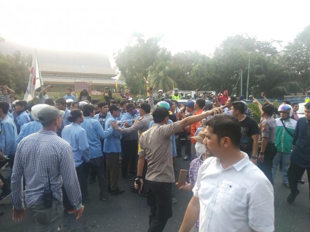 Usai Demo Tolak UU KPK dan KUHP di DPRD Riau, Mahasiswa UNRI Nyaris Bentrok Dengan Polisi