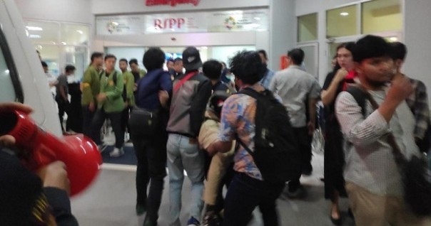 Para mahasiswa yang menjadi korban bentrok saat aksi di Gedung DPR RI dilarikan ke Rumah Sakit Pusat Pertamina tadi malam. Foto: int 