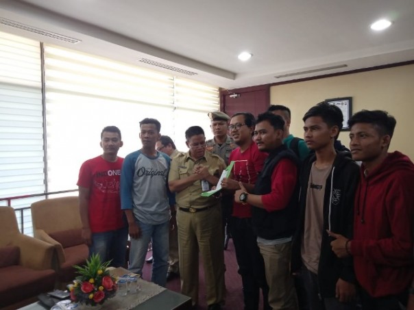 AMPPR ketika menyampaikan aspirasi terkait keberadaan PT PSJ di Pelalawan, di Kantor Gubernur Riau. Foto: ardi  