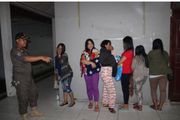 Satpol PP Siak tangkap belasan wanita diduga PSK di warung remang-remang dan panti pijat (foto/lin)