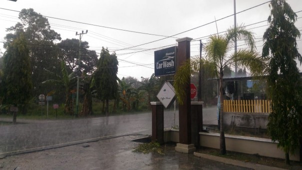 Warga bersuka cita hujan turun di Pulau Bengkalis (foto/hari)