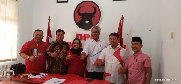Suhardiman Amby (no dua kiri) foto bersama usai tes wawancara di DPD PDIP Riau