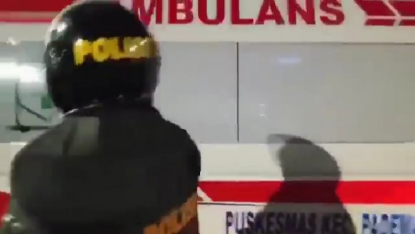 Tangkapan layar ketika polisi amankan mobil ambulance yang diduga membawa batu dan minyak untuk molotov (Sumber: IG TMC Polda Metro)