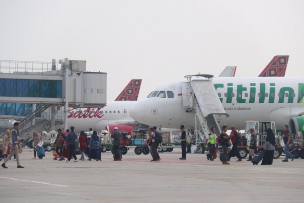 Aktivitas penerbangan di Bandara SSK II Pekanbaru normal, terlihat sejumlah penumpang baru turun dari pesawat.