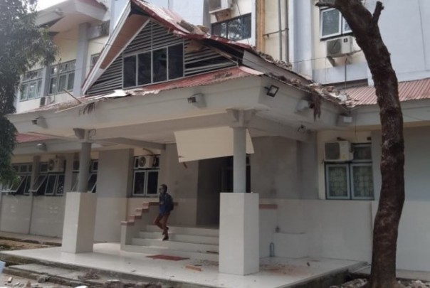 Salah satu bangunan di Ambon yang rusak setelah kawasan itu diguncang gempa bumi pada Kamis pagi tadi. Foto: int 