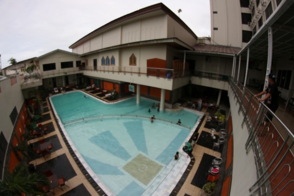 Fasilitas kolam renang di Hotel Mutiara Merdeka