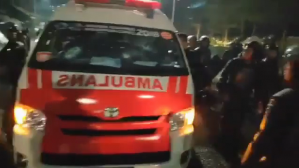 Salah ambulans milik Pemprov DKI yang diamankan karena diduga digunakan untuk menangkut batu dan bensin. Foto: int 