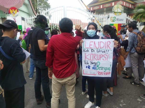 Tolak RKUHP dan UU KPK Aliansi Masyarakat Sipil Berdemo di DPRD Riau