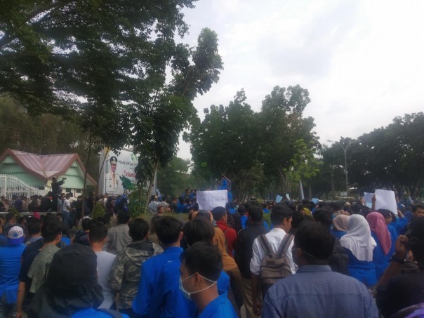 Ribuan mahasiswa berdemo di kantor DPRD Riau untuk menolak RKUHP dan UU KPK