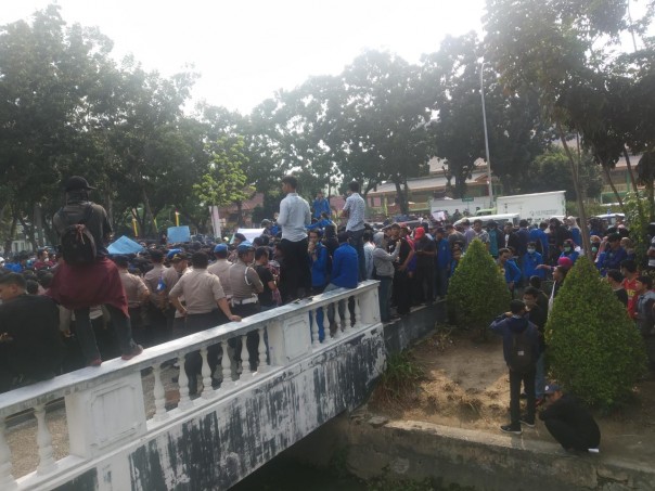 Mencekam, Tak Diperbolehkan Masuk Kantor DPRD Riau Mahasiswa Bentrok Dengan Polisi