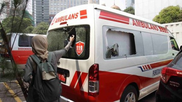 Mobil ambulans yang dirusak oknum aparat saat demo yang berlangsung pada Rabu (25/9) malam