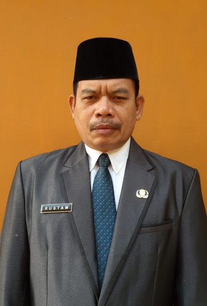 Kepala Dinas Lingkungan Hidup Drs. Rustam Mahmud (foto/zar)