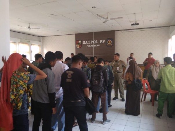 Satpol PP Pekanbaru amankan puluhan siswa yang bolos sekolah (foto/surya)