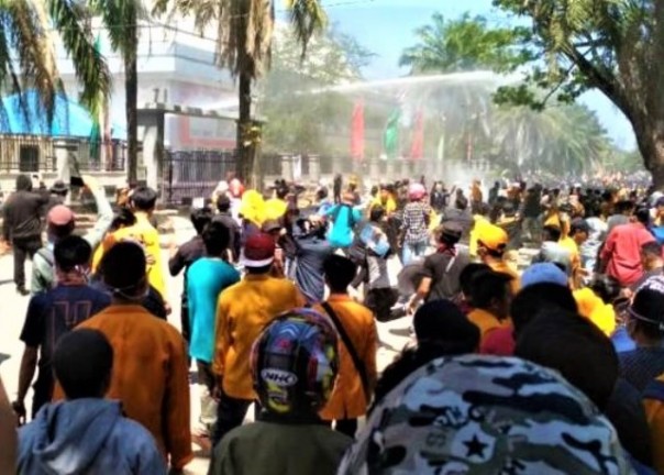 Suasana saat aksi terjadi di Gedung DPRD Kendari, Sulawesi Tenggara. Foto: int 