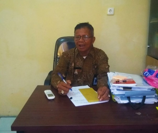 Kepala Desa Kembung Baru Kecamatan Bantan, Kabupaten Bengkalis protes tidak pernah mendapat Rumah Layak Huni (foto/hari)