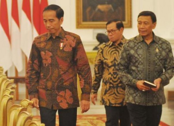 Wiranto (kanan) saat mendampingi Presiden Jokowi dalam sebuah acara di Istana Negara. Foto: int 