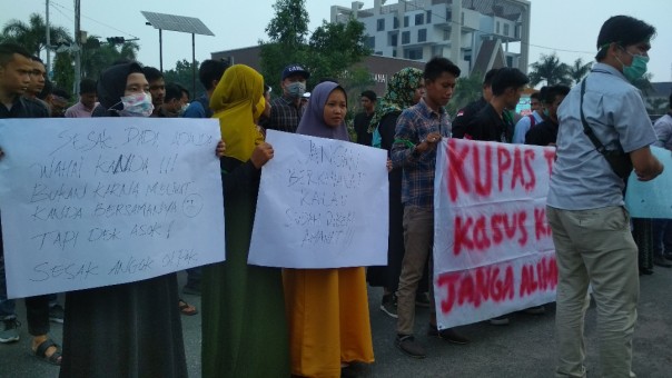 Puluhan masa HMI kembali datangi Kantor Gubernur Riau