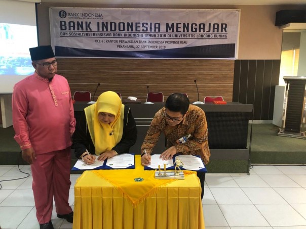 Rektor Unilak Hasnati dan Divisi Advisory dan Pengembangan Ekonomi BI Perwakilan Riau, Teguh Setiadi yang mewakili Kepala Kantor Perwakilan Bank Indonesia Provinsi Riau melakukan penandatangan kerjasama Program Beasiswa Bank Indonesia Tahun 2019