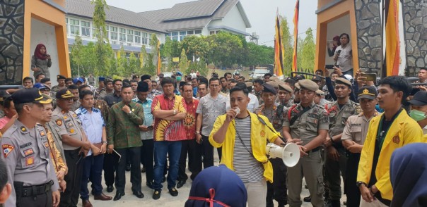 Mahasiswa melakukan demonstrasi di depan gerbang kantor DPRD Kuantan Singingi (foto/zar)