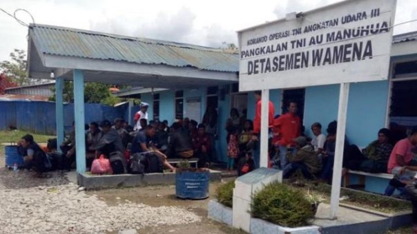 Salah satu posko TNI yang dijadikan tempat mengungsi korban rusuh di Wamena, Papua. Foto: int  