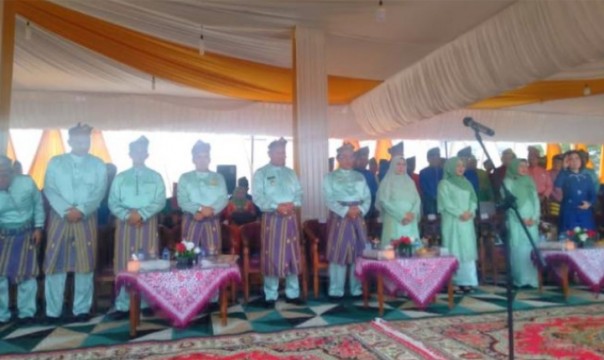 Bupati Inhil HM Wardan melepas pawai ta'aruf Musabaqah Tilawatil Qur'an (MTQ) tingkat Kabupaten Indragiri Hilir ke 49 di Astaka utama MTQ (foto/rama)