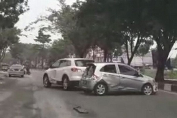 Adegan mobil Mazda yang sengaja mundur untuk menabrak mobil Brio di Jalan Arifin Ahmad Pekanbaru, kini viral di media sosial. Foto: int 