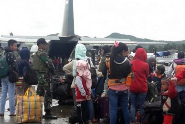 Warga antre menaiki pesawat milik TNI di Bandara Wamena, Jayawijaya, Papua. Foto: int 