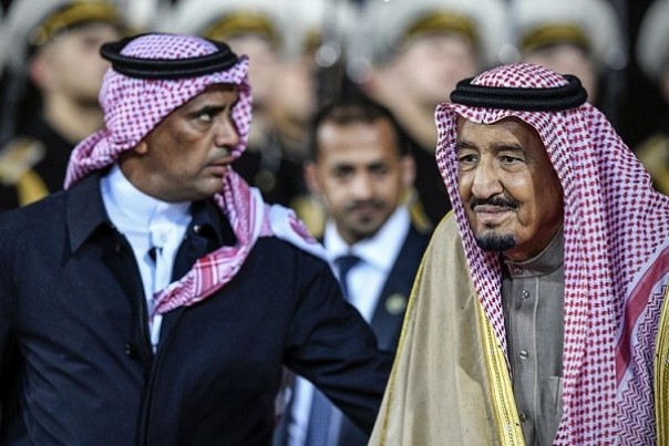 Jenderal Abelaziz al-Fagham (kiri), saat bertugas mengawal Raja Arab Saudi Salman bin Abdulaziz. Foto: int 