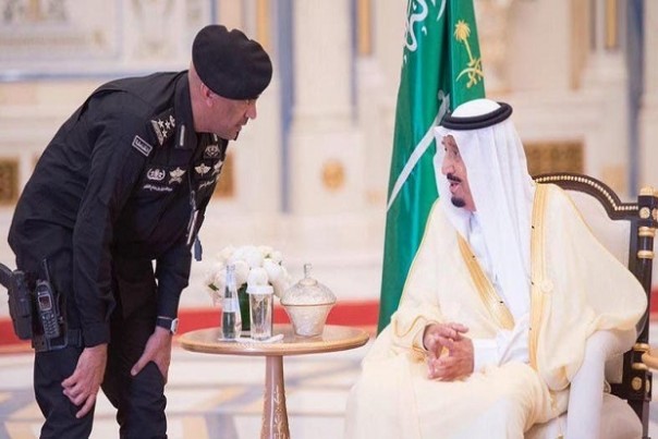 Dokumentasi Raja Arab Saudi bersama pengawal utamanya, Mayor Jenderal Abdulaziz al-Fagham. Foto/Courtesy of Bandar al-Galoud