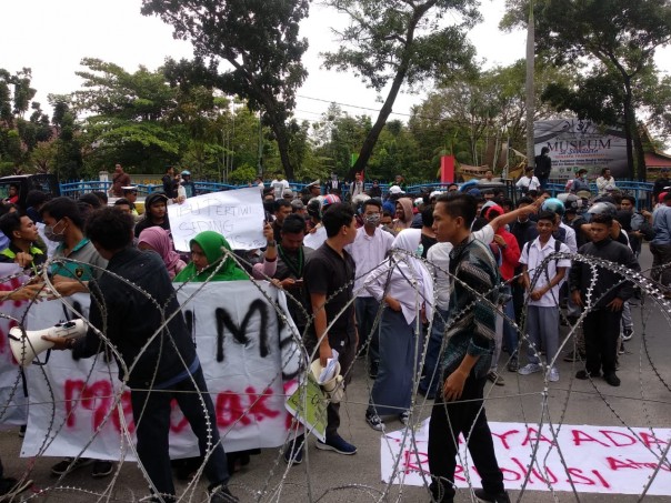 Tak Boleh Masuk Karena Dihalangi Pagar Berkawat,  Masaa HMI Ngamuk Depan Kantor DPRD Riau