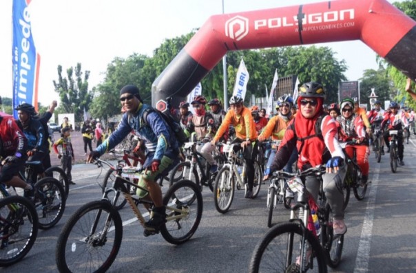 Ratusan pecinta olahraga yang datang dari penjuru daerah bahkan dari negeri jiran Malaysia, berkumpul di Lapangan Tugu, Bengkalis (foto/hari)