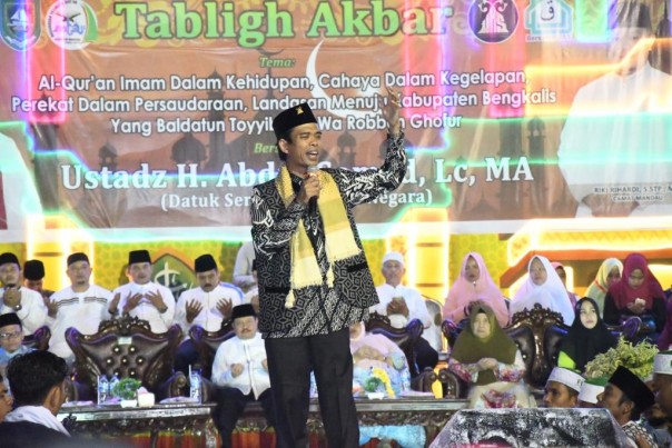 Sempena Musabaqah Tilawatil Qur'an (MTQ) Ke-44 tingkat Kabupaten Bengkalis di Kecamatan Mandau Datuk Seri Ulama Setia Negara H. Abdul Somad mengisi tabligh akbar (foto/hari)