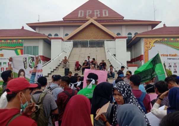 Puluhan mahasiswa yang tergabung dalam Aliansi Mahasiswa dan Pelajar Inhil (AMPI) demonstrasi di depan gedung  Dewan Perwakilan Rakyat Daerah (DPRD), Kabupaten Indragiri Hilir (Foto/Rgo)