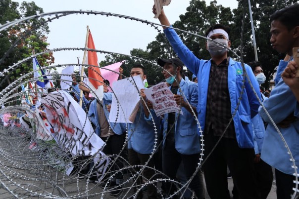 Ribuan Massa Dari UNRI Tiba di Kantor DPRD Riau