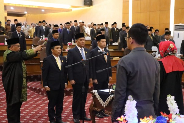 Ketua DPRD Siak, Azmi beri sambutannya di paripurna pelantikan (foto/lin)