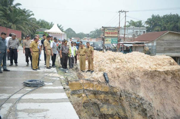 Gubernur Riau (Gubri) Syamsuar, meninjau langsung lokasi bahu jalan nasional yang runtuh di kilometer 70 Kandis - Duri, Kecamatan Kandis, Kabupaten Siak. (Foto: Istimewa)