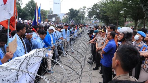JDua anggota DPRD Riau menemui massa aksi usai dua jam berorasi