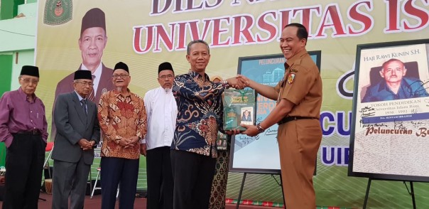 Sekdako Pekanbaru menerima kenang-kenangan dari Rektor UIR