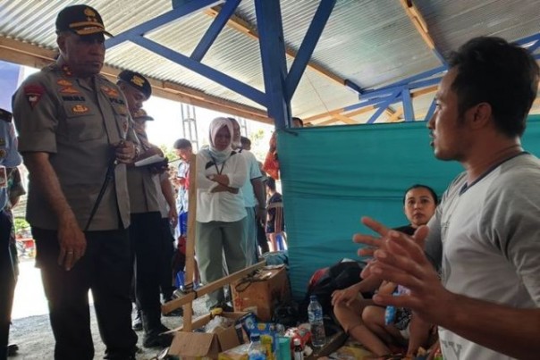 Kapolda Papua Irjen Paulus Waterpau mendengar kesaksian Fuad, Warga Wamena yang kini mengungsi di Jayapura. Foto: int 