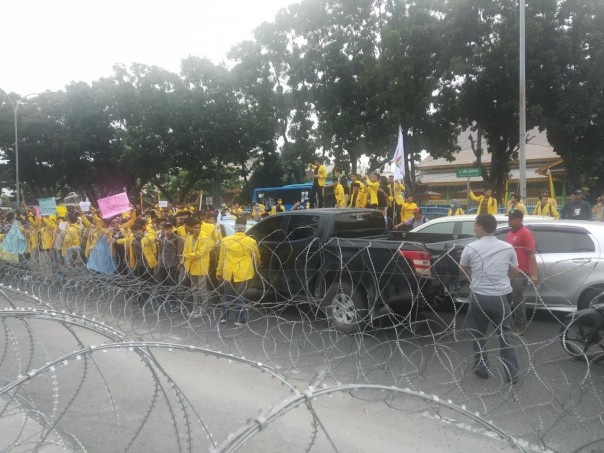 Demo Mahasiswa UNILAK di DPRD Riau, Massa Tutupi Jalan Sudirman 