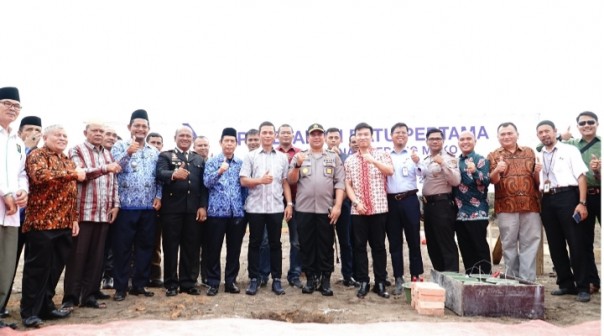 Perwakilan Manajemen RAPP, Ricky Hermawan Sindunata Letakkan Batu Pertama Pembangunan Mako Polsubsektor Pelalawan (foto/istimewa)