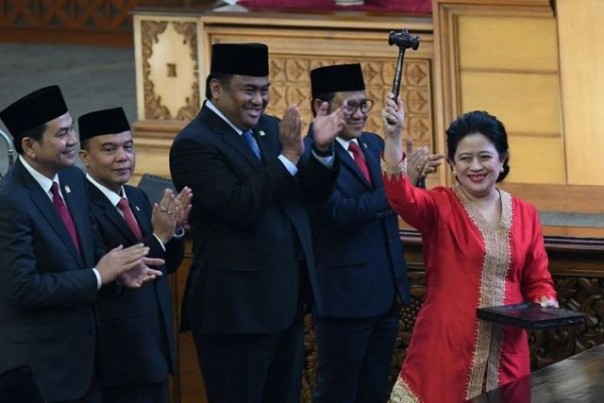 Ketua DPR periode 2019-2024 Puan Maharani (kanan) mengacungkan palu disaksikan Wakil Ketua M Aziz Syamsuddin (kiri), Sufmi Dasco Ahmad (kedua kiri), Rahmad Gobel (ketiga kiri), dan Muhaimin Iskandar (keempat kiri). Foto: int 
